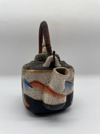 Japon, style Satsuma - Théière en faïence...