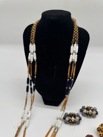 Ensemble de bijoux fantaisies aux tons dominants...