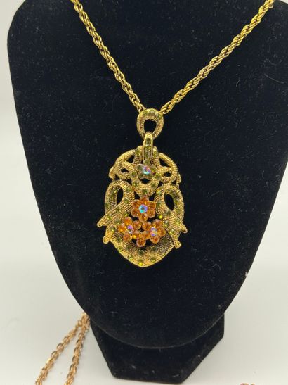 Ensemble de bijoux fantaisies aux tons dominants...