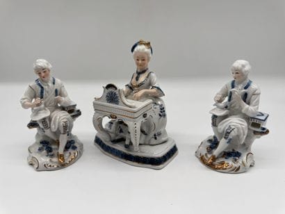 Lot de trois sujets en porcelaine - Scènes...