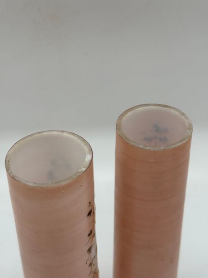 Lot de trois vases à décor d’angelots
Paire...