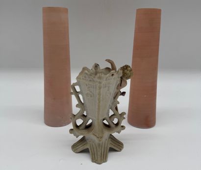 Lot de trois vases à décor d’angelots
Paire...