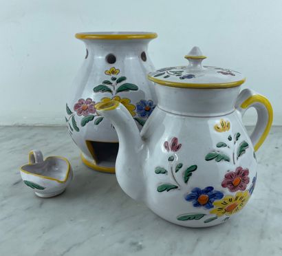 Tisanière comprenant quatre éléments à motif...