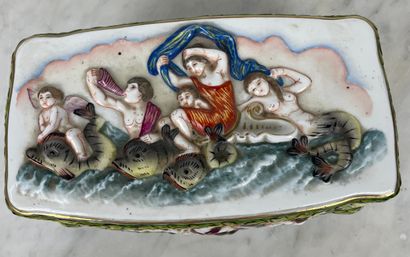 Boîte rectangulaire en porcelaine Décor en...