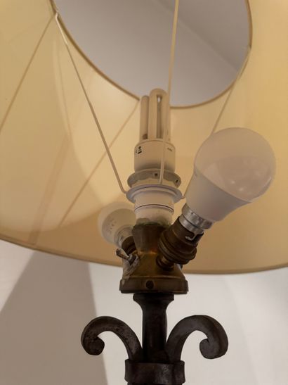 Lampadaire en fer forgé - XXe siècle
Lampadaire...
