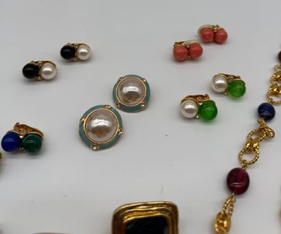 Ensemble de bijoux fantaisies aux tons dominants...
