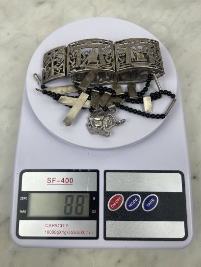 Lot de bijoux à décor égyptien et touareg...