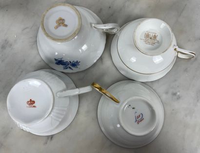 Ensemble de cinq tasses et sous-tasses en...