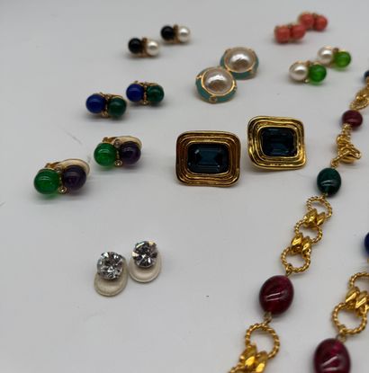 Ensemble de bijoux fantaisies aux tons dominants...