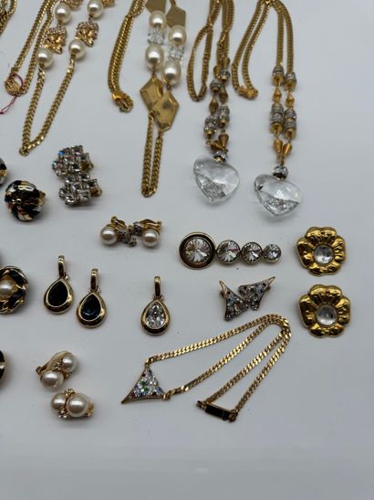 Ensemble de bijoux fantaisies aux tons dominants...