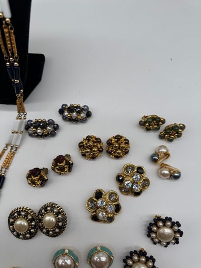Ensemble de bijoux fantaisies aux tons dominants...