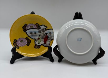Service à thé asiatique en porcelaine à fond...