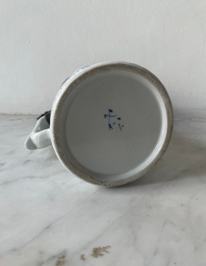Verseuse couverte en porcelaine à décor bleu...