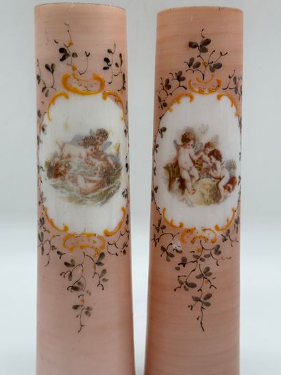 Lot de trois vases à décor d’angelots
Paire...
