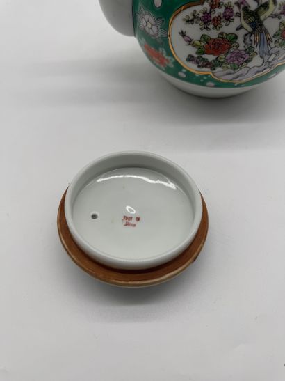 JAPON XXe SIECLE
Théière en porcelaine émaillée...