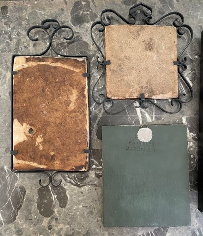 Trois carreaux émaillés et une illustration...