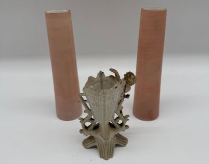 Lot de trois vases à décor d’angelots
Paire...