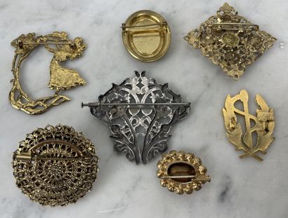 Lot de sept broches fantaisie, métal doré...
