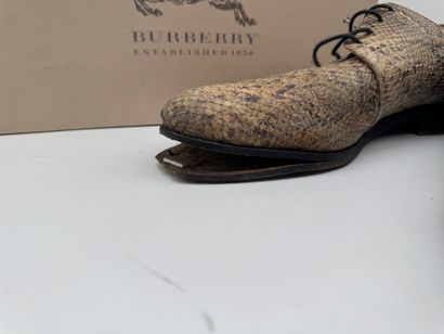 BURBERRY
Paire de chaussures en cuir à aspect...