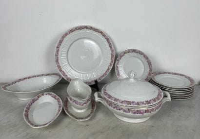 Fraureuth Rose-decorated porcelain service
White...