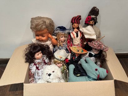 Box of Collectible Dolls - 20th Century
Set...