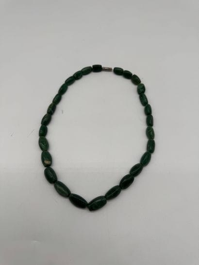 Collier aux pierres vertes
Bon état

Réf...