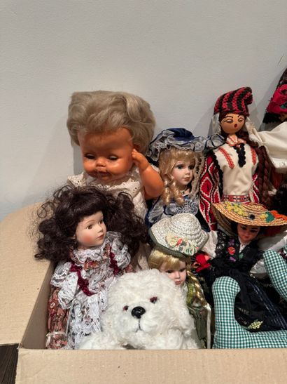 Box of Collectible Dolls - 20th Century
Set...