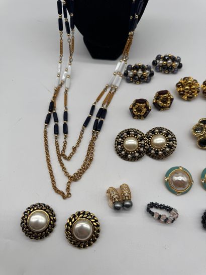 Ensemble de bijoux fantaisies aux tons dominants...