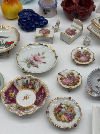 Lot de miniatures décoratives en porcelaine...