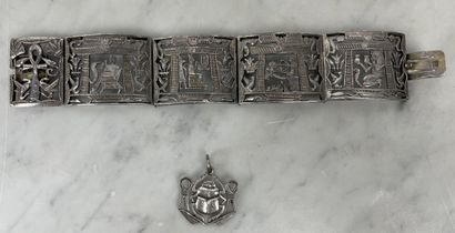 Lot de bijoux à décor égyptien et touareg...