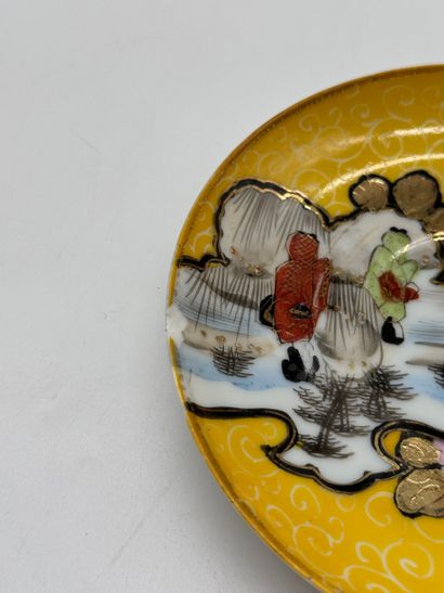 Service à thé asiatique en porcelaine à fond...