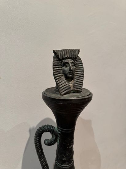 Colonne décorative égyptisante avec tête...