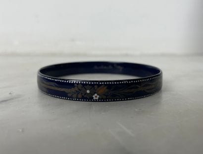 Bracelet jonc émaillé bleu à décor floral...