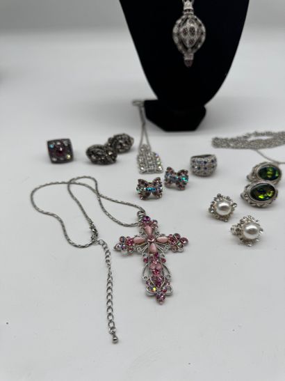 Ensemble de bijoux fantaisies aux tons dominants...