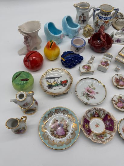 Lot de miniatures décoratives en porcelaine...