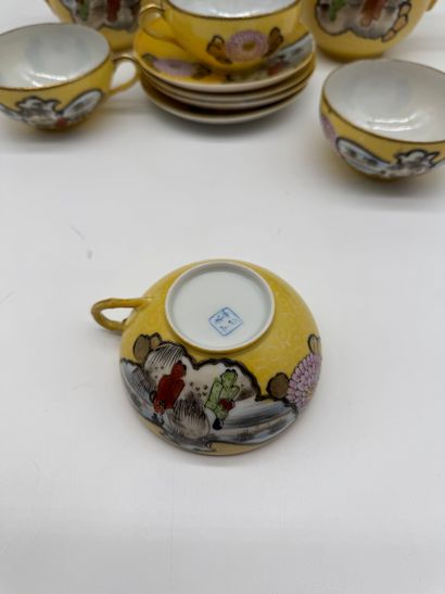 Service à thé asiatique en porcelaine à fond...