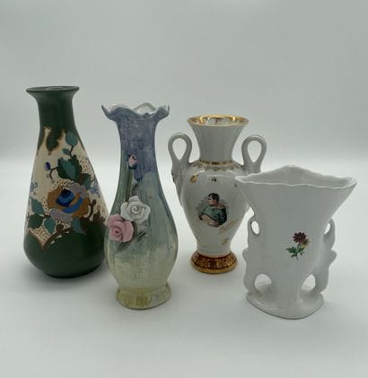 Quatre vases miniatures décoratifs - fleurs...