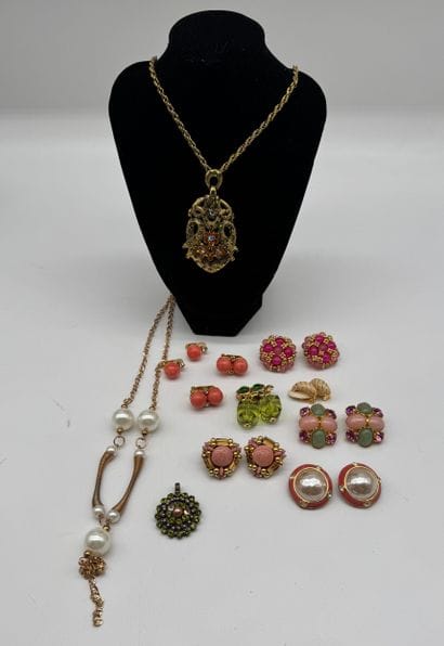 Ensemble de bijoux fantaisies aux tons dominants...