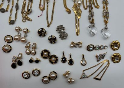 Ensemble de bijoux fantaisies aux tons dominants...