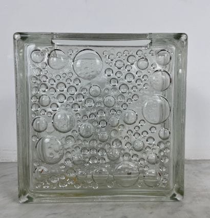 Vase rectangulaire en verre moulé incolore...