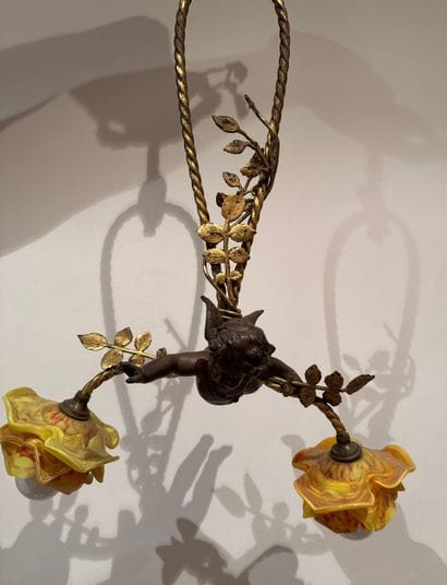 Suspension à deux lumières à décor d’angelot
Plafonnier...
