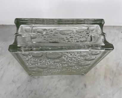 Vase rectangulaire en verre moulé incolore...