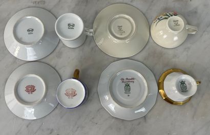 Lot de quatre tasses et sous-tasses en porcelaine,...