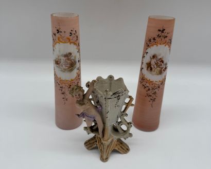 Lot de trois vases à décor d’angelots
Paire...