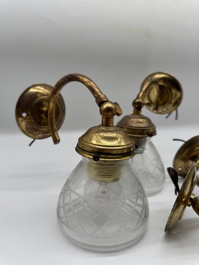 SUITE DE QUATRE APPLIQUES ART DECO CIRCA...