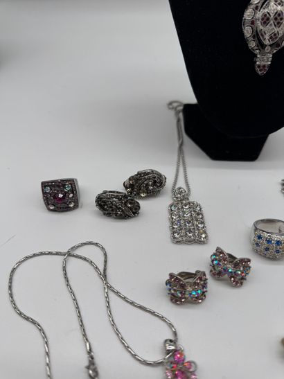 Ensemble de bijoux fantaisies aux tons dominants...