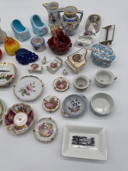 Lot de miniatures décoratives en porcelaine...
