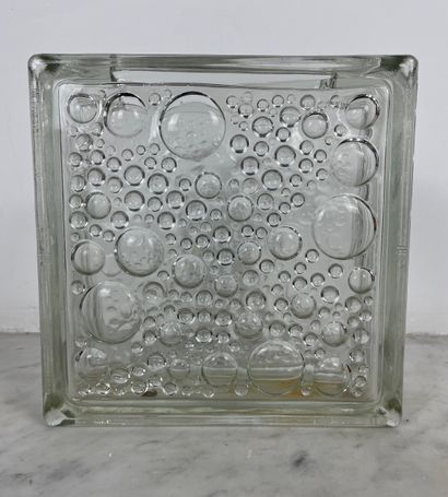 Vase rectangulaire en verre moulé incolore...
