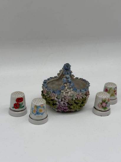 Lot de cinq pièces en porcelaine à décor...