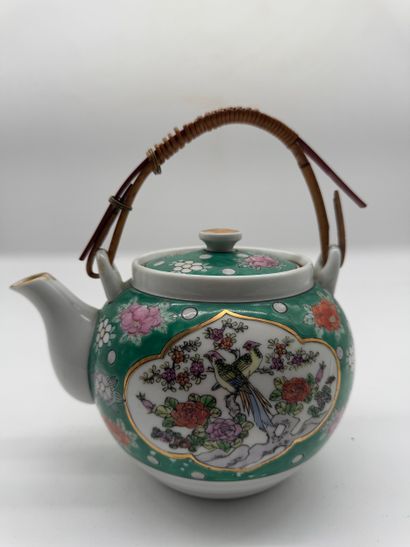 JAPON XXe SIECLE
Théière en porcelaine émaillée...